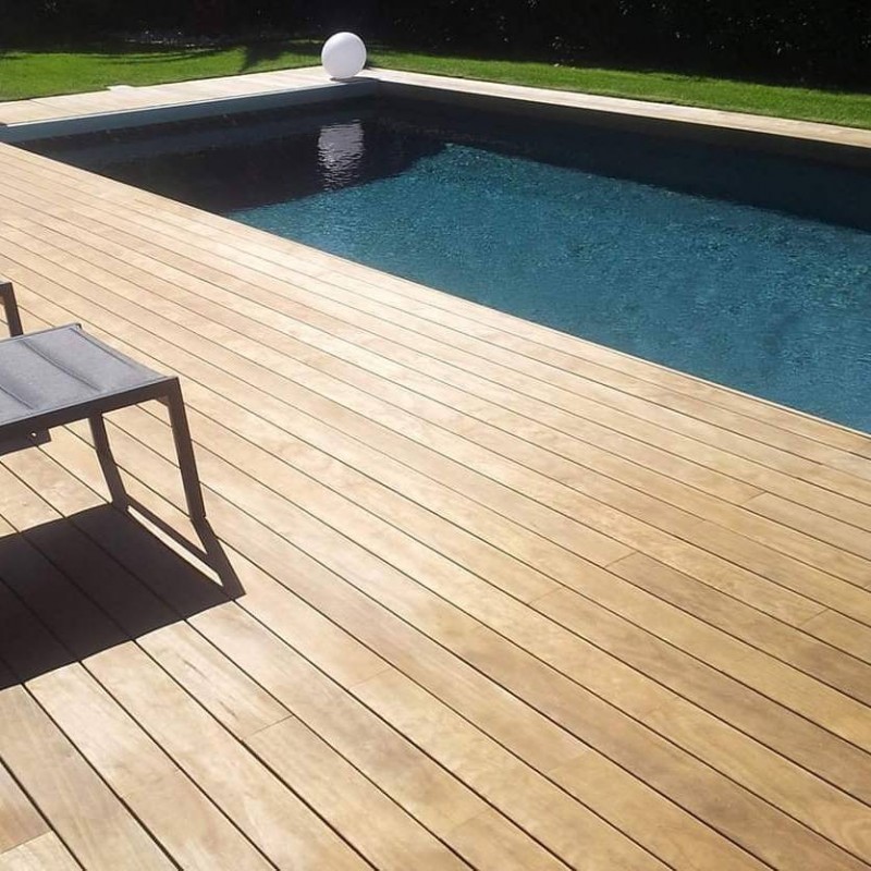Terrasse bois en tour de piscine réalisée en kebony à Aix-en-Provence