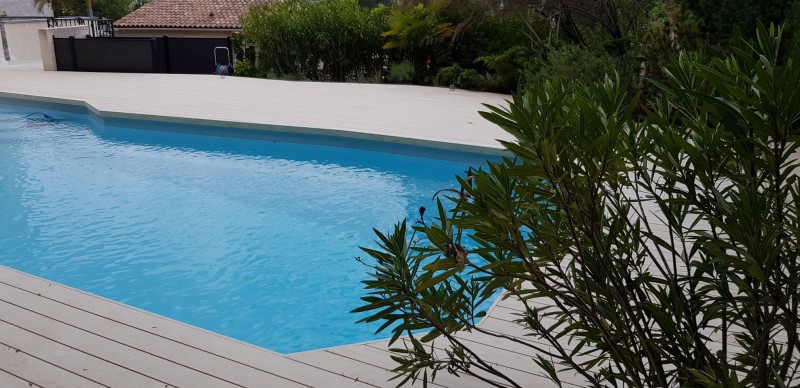 Plage en bois et contour bois pour piscine Réalisation par Ambiance Terrasse à Aix en Provence.