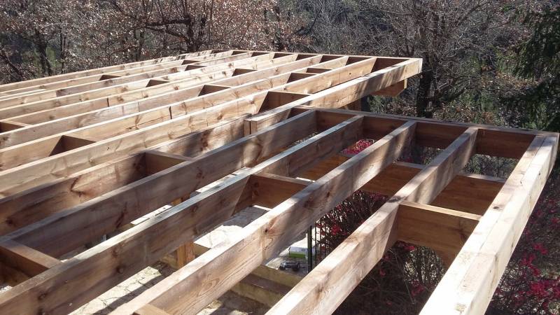 Extension d'une terrasse en bois sur pilotis dans la région d'Aix-en-Provence